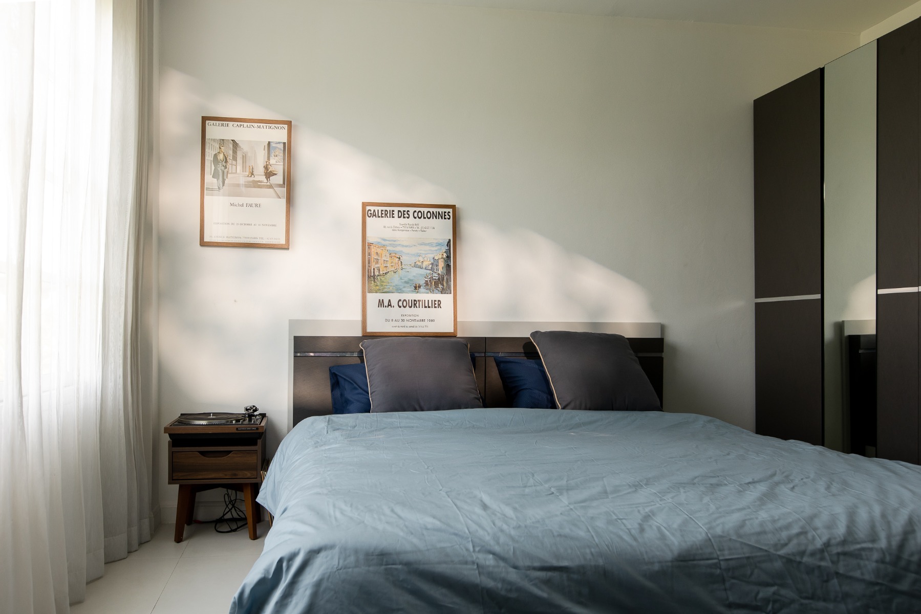 Thiết kế mẫu phòng ngủ với đồ dùng nội thất đơn giản hiện đại